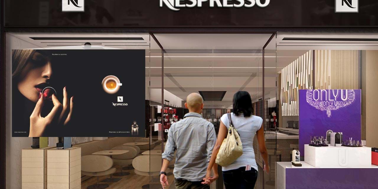 Pantalla Publicitaria Reversa SNOW instalada en escaparate Nespresso
